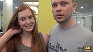 HUNT4K Nettes Mädchen anstatt zu trainieren hat Sex im Fitnessstudio mit einem reichen Jäger