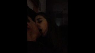 Pareja de lesbianas besos muy apasionados 