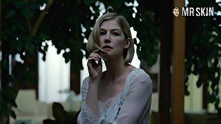 Sexy and hot actress Rosamund Pike actually doesn't mind being nude on cam