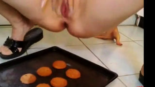 SniffyPanty - Squirting on freshly baked cookies