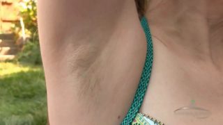 Mesmerizing white girl stretches her hairy little cunt