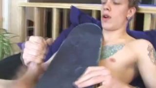 Gaybait skaterpunk wanking off and cums on his board