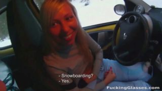 Snowboarder woman loves dong