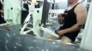 masturbandose en el gym