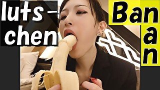 ob ich dieses Kondom über diese Banane in meinem Mund ziehen kann？Japanisch