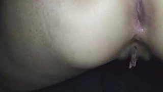 Rico sexo anal amateur a una hermosa flaca culona en cuatro, gime de placer con creampie anal