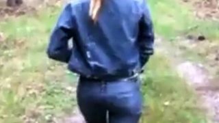 Geile blonde Milf fickt im Wald