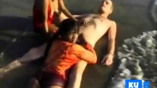 2 Indian girls with white guy in beach have fun blowjob..