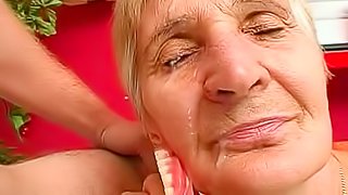 Mature granny fuck in her shaved puss