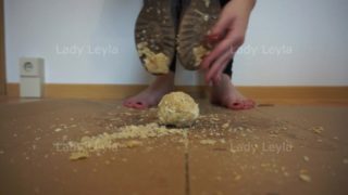 [Custom Request] Crumble cake crushing and spitting (in wedges + barefoot)