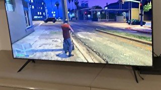 Calda bionda amatoriale si diverte a giocare a GTA 5 mentre si fa sfondare la FIGA dal suo fidanzato