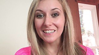 Hot blonde babe with sexy smile - porn video