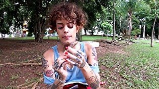 Fiz sexo com a gostosa que conheci no parque, nós fumamos maconha e Gozei na buceta dela!!