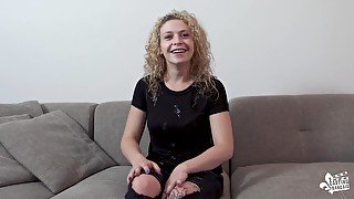 Casting Leila horny curly hair blonde