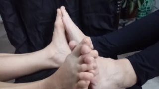 two girls foot comparison, toelocking, sole rubbing. Original content