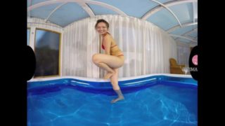 【VR】爆乳な彼女はプールで水遊び、VR空間の彼女のムチムチな身体は手を伸ばせばすぐに触れてしまいそうでドキドキ - 山中真由美
