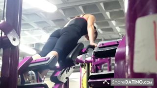 Candid ass & cleavage - gym girl bent over in tights