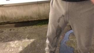 【4K】スウェットパンツで大量お漏らししちゃうM男 Pee in sweatpants