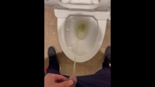 色黒筋肉男子が我慢できずトイレで放尿、小便　日本人　無修正　素人　個人撮影　japanese hentai muscle man peeing uncensored asian