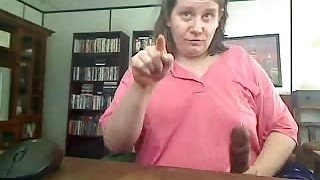 Pale skin BBW webcam MILF with lard booty knows sign language