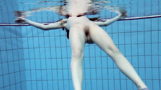 Cheh sexy redhead naked swimming