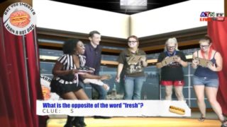 HOLLYWOOD Game Show - Are You Smarter Than a Hot Dog