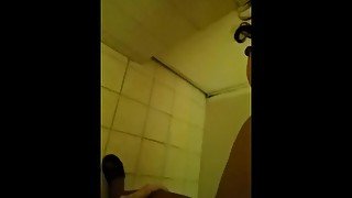 Follando en baño público (2/2)