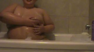 slut plays with her self while taking a bath