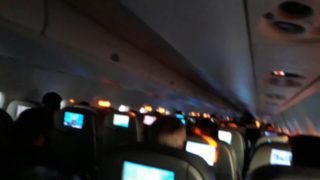 Masturbação pública no avião e punheta até vir no banco- MUITO ARRISCADO