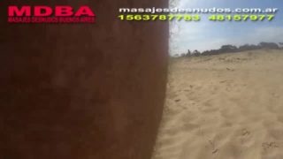 CHICOS DIVIRTIENDOSE EN PLAYA NUDISTA