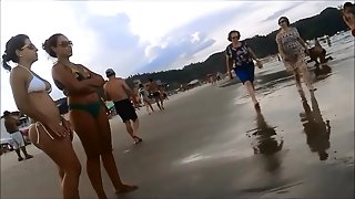 Gostosa de bikini branco na praia 1