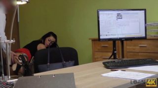 Loan4k. chica rusa monta la polla de un agente de prÃ©stamos en su oficina