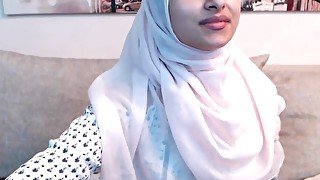 Amateur beautiful big ass arab teen camgirl posing in front of the webcam