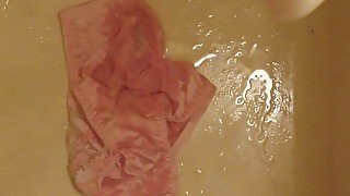 Piss on pink panties in bathroom !! ピンクのパンティーに小便ぶっかけ！！