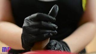 Masseuse handjob in latex gloves