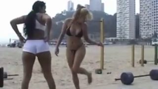 Loira e morena exibindo na praia