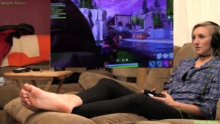 Amateur teen plays video games and exposes her lovely feet