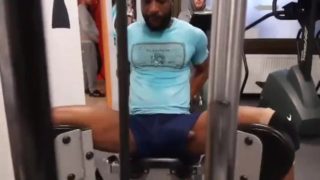 This guy has a dick slip in the gym