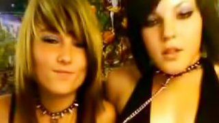 Slutty emos are kissing so sexy on the webcam
