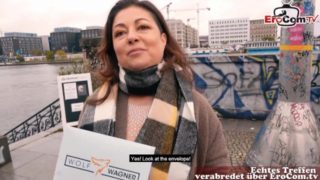 Dunkelhaarige Milf im Netzbody und mit schwarzen Stiefeln lässt sich ficken beim blind date