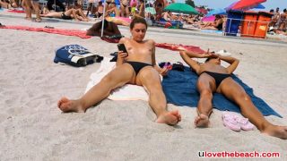 Amateur Hot Topless Bikini Girls Spied by Voyeur At Beach