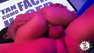 LECHE 69 Public sex at a porn convention