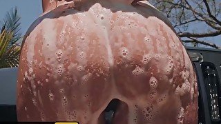 Brazzers - Big tit Brooklyn Chase gives sexy carwash