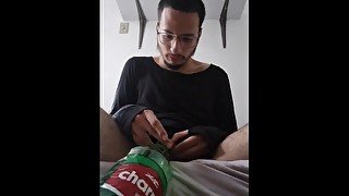 enchendo uma garrafa de guarana de mijo