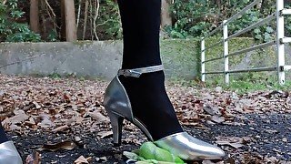 女装ヒールでぬいぐるみ踏みつぶしクラッシュフェチ japanese crossdresser heels crush fetish public