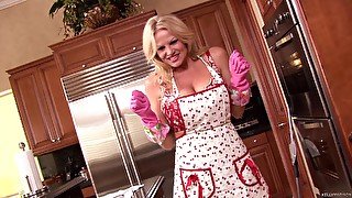 Kelly Madison loves cooking an playing with her pleasure hole