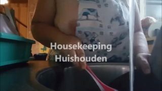 Horny housewife cleaning the house | Twitter @EenzameH
