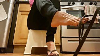 Milf flip flop dangle and foot show