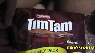 Lumalamon ng Tim Tam Habang Kinakamay ng Kikay na Pinay Gamit ang Lovin69 Lubricant Mula sa Shopee!