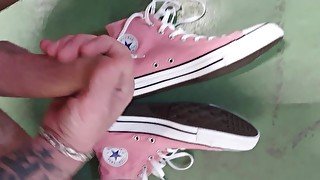 Je me branle et crache sur ma converse